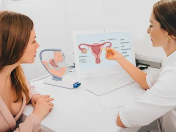 Una mujer joven en una consulta de ginecología Una mujer joven en una consulta de ginecología