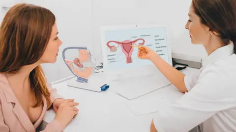 Una mujer joven en una consulta de ginecología Una mujer joven en una consulta de ginecología