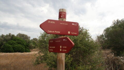 Indicación en el Camí de Cavalls.