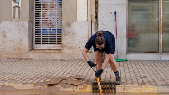 Una mujer abre una alcantarilla en Aldaia, a 9 de noviembre de 2024, en Aldaia, Valencia, Comunidad Valenciana (España). Una mujer abre una alcantarilla en Aldaia, a 9 de noviembre de 2024, en Aldaia, Valencia, Comunidad Valenciana (España).