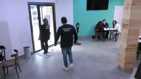 El dueño del Estoril sale a fumar dejando sin comida a sus clientes: "Que les den por culo, si tienen que pasar hambre que pasen" El dueño del Estoril sale a fumar dejando sin comida a sus clientes: "Que les den por culo, si tienen que pasar hambre que pasen"