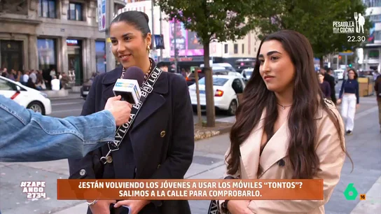 Una chica alucina al descubrir el número de horas que usa su móvil: "Es una jornada laboral" Los jóvenes de la generación Z están volviendo a utilizar móviles sin internet para reducir su adicción a las redes sociales. Zapeando sale a la calle para confirmar si esto es real o, en cambio, los jóvenes prefieren los smartphones.