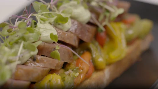 Tosta de ventresca, boquerón, lombarda marinada, aguacate y picada de verduras Tosta de ventresca, boquerón, lombarda marinada, aguacate y picada de verduras