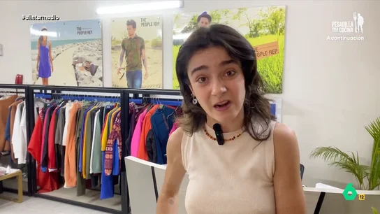 Inés Rodríguez se hace pasar por una empresaria para conocer la realidad de la industria textil en Bangladesh La reportera expone que el salario mínimo en Bangladesh son 82 dólares y una familia de cuatro necesita unos 400 para vivir. "Tienen que poner a trabajar a los niños para llegar a un mínimo mensual", añade.