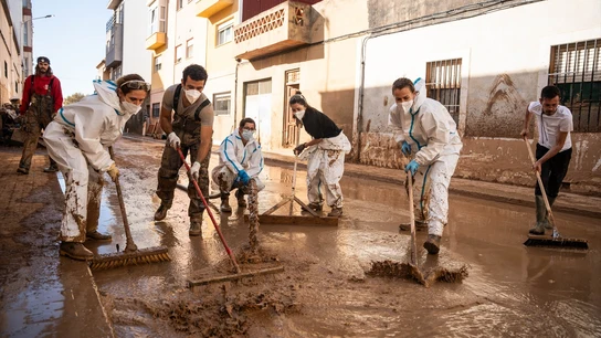 Varias personas realizan tareas de limpieza en una de las zonas afectadas por la DANA. Varias personas realizan tareas de limpieza en una de las zonas afectadas por la DANA.