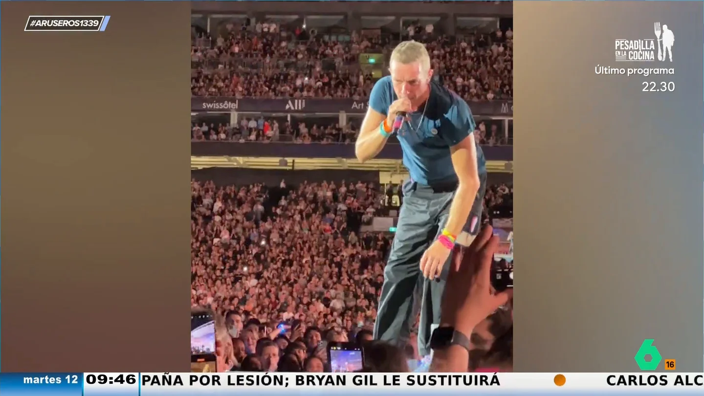 Chris Martin interrumpe el concierto de Coldplay para auxiliar a un niño al que "estaban aplastando" Chris Martin interrumpe el concierto de Coldplay para auxiliar a un niño al que "estaban aplastando"