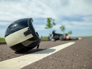 Casco moto en el suelo