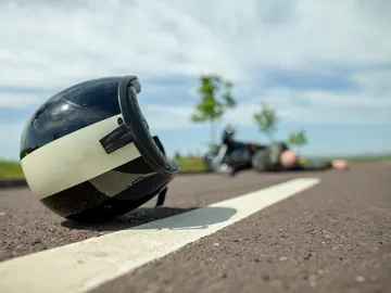Casco moto en el suelo Casco moto en el suelo