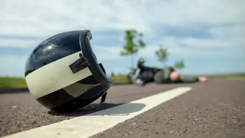 Casco moto en el suelo Casco moto en el suelo