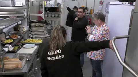 La risa del dueño del Estoril ante el enfado de los clientes: "Me da miedo salir, me iba a ir y casi me linchan" La risa del dueño del Estoril ante el enfado de los clientes: "Me da miedo salir, me iba a ir y casi me linchan"