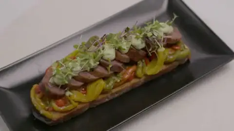 Así es el menú que ha preparado el equipo de 'Pesadilla en la cocina' con Alberto Chicote para el 'CD Estoril II' Así es el menú que ha preparado el equipo de 'Pesadilla en la cocina' con Alberto Chicote para el 'CD Estoril II'