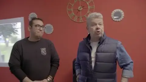 La sorpresa de Chicote al ver que el bar del Estoril está dividido por colores porque los dueños no se pusieron de acuerdo La sorpresa de Chicote al ver que el bar del Estoril está dividido por colores porque los dueños no se pusieron de acuerdo