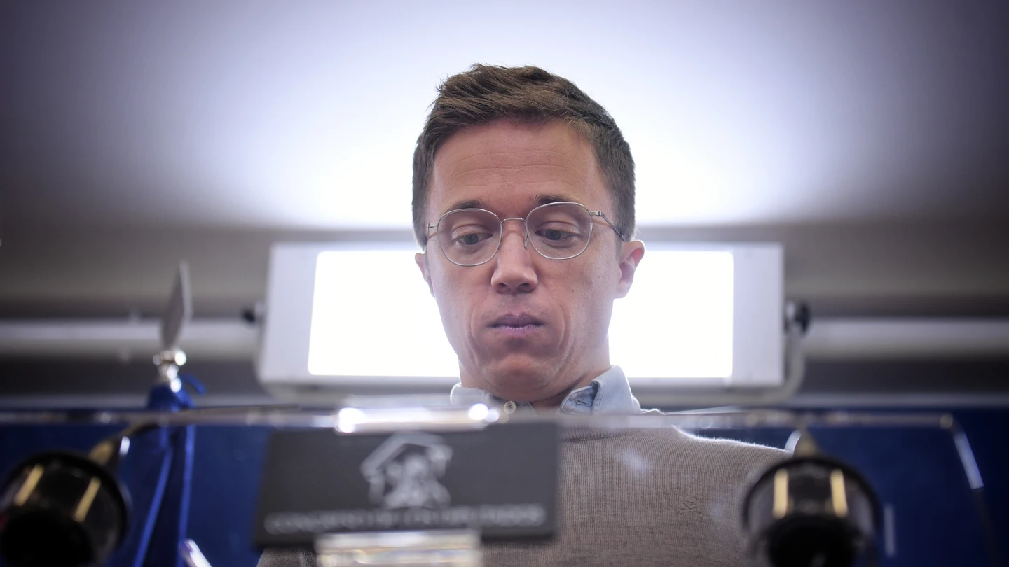 El portavoz de Sumar en el Congreso, Íñigo Errejón, durante una rueda posterior a la reunión de la Junta de Portavoces, a 15 de octubre de 2024, en Madrid (España). El portavoz de Sumar en el Congreso, Íñigo Errejón, durante una rueda posterior a la reunión de la Junta de Portavoces, a 15 de octubre de 2024, en Madrid (España).