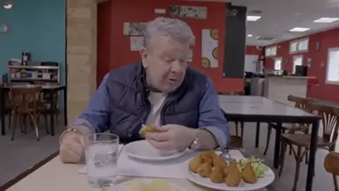 "Estas croquetas parecen la Bahía de Ha-Long de Vietnam": Chicote alucina con la comida del bar del Estoril "Estas croquetas parecen la Bahía de Ha-Long de Vietnam": Chicote alucina con la comida del bar del Estoril