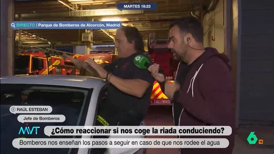 El jefe de Bomberos Raúl Esteban explica cómo actuar en el coche si nos vemos sorprendidos por una riada Raúl Esteban, jefe de Bomberos de Alcorcón, comparte en este vídeo varios consejos para autoprotegerse en el coche si nos sorprende una riada, desde cómo hacer para que el vehículo no 'surfee' a la posición correcta en el techo del coche.