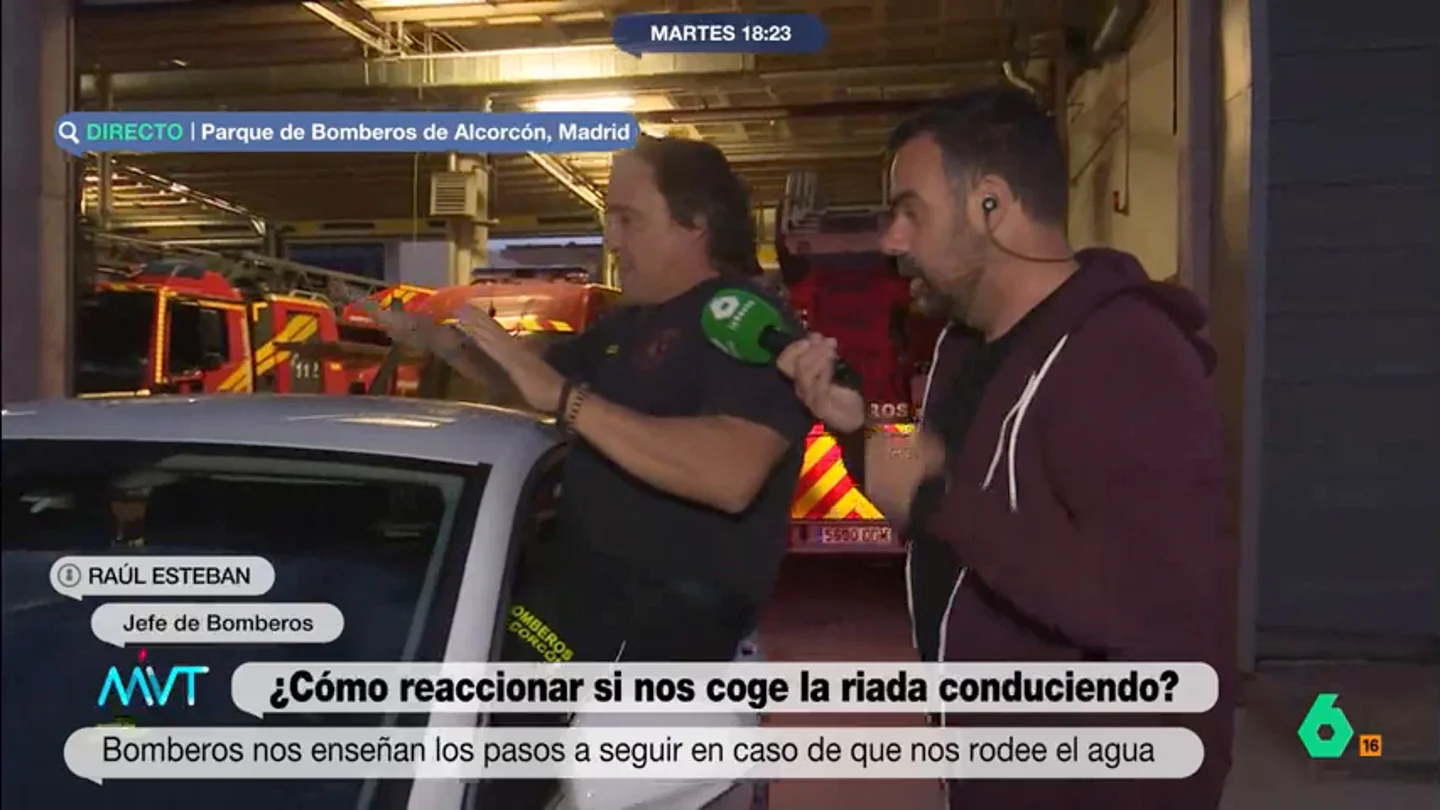 El jefe de Bomberos Raúl Esteban explica cómo actuar en el coche si nos vemos sorprendidos por una riada Raúl Esteban, jefe de Bomberos de Alcorcón, comparte en este vídeo varios consejos para autoprotegerse en el coche si nos sorprende una riada, desde cómo hacer para que el vehículo no 'surfee' a la posición correcta en el techo del coche.