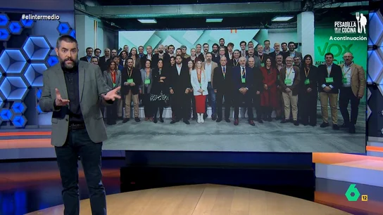 Dani Mateo, tras descubrir a Santiago Abascal de puntillas en una foto: "No cuela eso de que son la derecha sin complejos" El colaborador muestra que es algo habitual entre los políticos más conservadores intentar parecer más altos de lo que realmente son. Dani destaca, por ejemplo, a Vladímir Putin que utiliza zapatos con alzas.