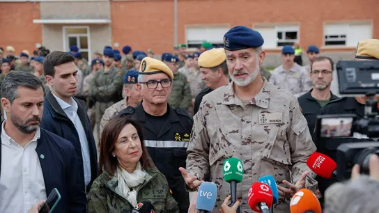 Los reyes volverán a las zonas más afectadas por la DANA El rey Felipe VI en la base militar de Béterea