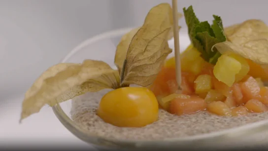 Copa de helado de mango, leche de coco, chía y tartar de fruta tropical Copa de helado de mango, leche de coco, chía y tartar de fruta tropical