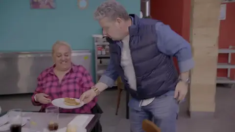 Alberto Chicote regala a una clienta del Estoril una empanadilla al no llegar su comida: "Así por lo menos se entretiene" Alberto Chicote regala a una clienta del Estoril una empanadilla al no llegar su comida: "Así por lo menos se entretiene"