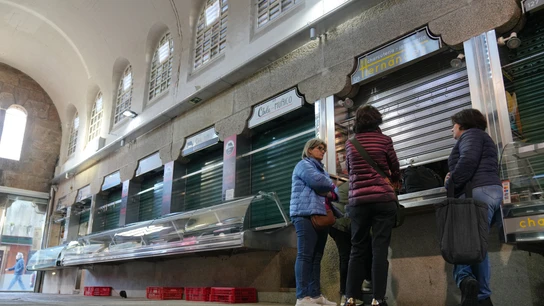 Ciudadanos realizando compras en la plaza de Abastos de Santiago, donde han matado al dueño de una carnicería, a 12 de noviembre de 2024, en Santiago de Compostela, A Coruña, Galicia (España). Ciudadanos realizando compras en la plaza de Abastos de Santiago, donde han matado al dueño de una carnicería, a 12 de noviembre de 2024, en Santiago de Compostela, A Coruña, Galicia (España).