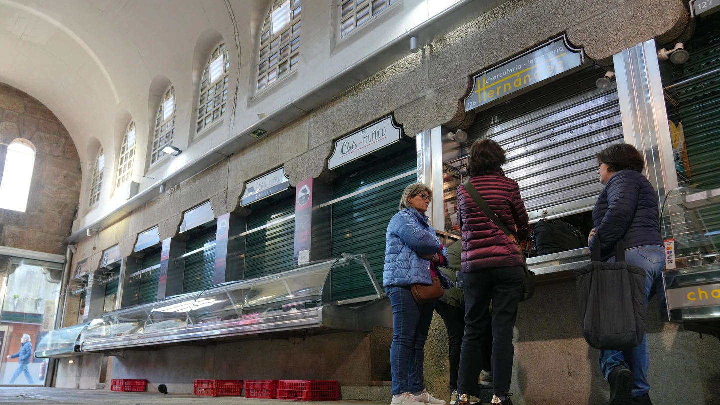 Ciudadanos realizando compras en la plaza de Abastos de Santiago, donde han matado al dueño de una carnicería, a 12 de noviembre de 2024, en Santiago de Compostela, A Coruña, Galicia (España). Ciudadanos realizando compras en la plaza de Abastos de Santiago, donde han matado al dueño de una carnicería, a 12 de noviembre de 2024, en Santiago de Compostela, A Coruña, Galicia (España).
