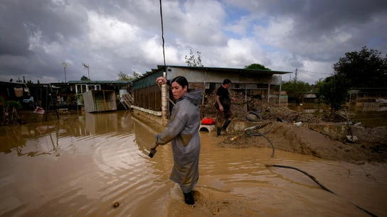 Vecinos de la barriada de Doña Ana realizan labores de limpieza en una parcela en la Estación de Cártama (Málaga), afectada por el desborde del río de Guadalhorce este pasado martes 29 de octubre. Vecinos de la barriada de Doña Ana realizan labores de limpieza en una parcela en la Estación de Cártama (Málaga), afectada por el desborde del río de Guadalhorce este pasado martes 29 de octubre.