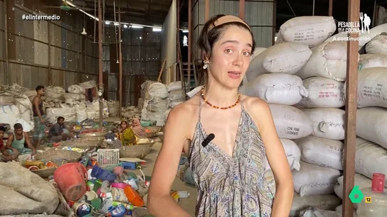 Inés Rodríguez visita una planta de reciclaje en Bangladesh: "Las prendas de materiales reutilizados se hacen en estas condiciones" La reportera se ha desplazado hasta Bangladesh para mostrar, de primera mano, como funciona la industria textil en este país. Inés visita una planta de reciclaje de materiales como plástico que, después, se envía hasta China para hacer ropa.