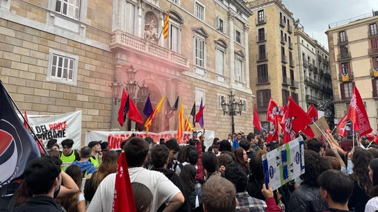 Manifestantes concentrados en plaza Sant Jaume ante el Palau de la Generalitat. Manifestantes concentrados en plaza Sant Jaume ante el Palau de la Generalitat.