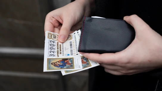 Décimos de lotería recién comprados, a 21 de diciembre 2022, Sevilla, (Andalucía, España). Décimos de lotería recién comprados, a 21 de diciembre 2022, Sevilla, (Andalucía, España).