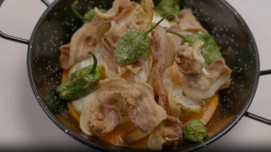 Torreznos con pimientos del padrón y salsa brava Torreznos con pimientos del padrón y salsa brava