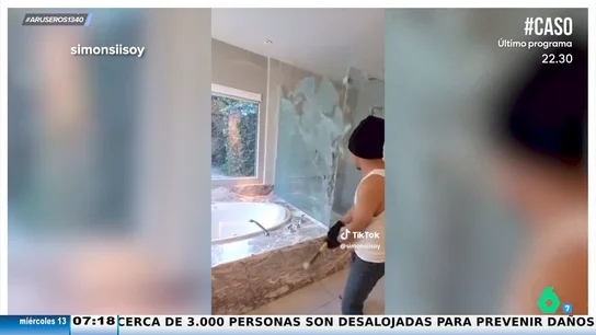 Así destrozan unos albañiles el baño que han reformado como venganza por impago: "Nos debe 10.000 dólares" Así destrozan unos albañiles el baño que han reformado como venganza por impago: "Nos debe 10.000 dólares"