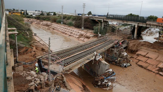 Estado de la vía de Ferrocarril entre Masanasa y Catarroja sobre el barranco del poyo, este miércoles. Estado de la vía de Ferrocarril entre Masanasa y Catarroja sobre el barranco del poyo, este miércoles.