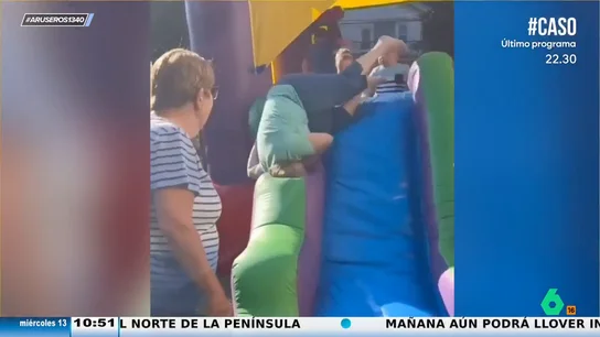 La divertida caída de una abuela al jugar con su nieto en un castillo hinchable La divertida caída de una abuela al jugar con su nieto en un castillo hinchable