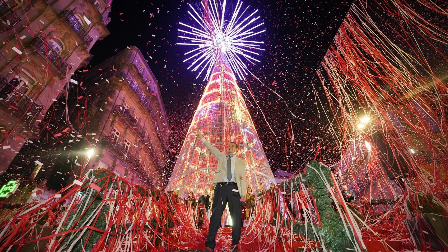 El alcalde de Vigo, Abel Caballero, durante el encendido de las luces de Navidad 2023 en Porta do Sol, a 24 de noviembre de 2023, en Vigo, Pontevedra, Galicia (España). El alcalde de Vigo, Abel Caballero, durante el encendido de las luces de Navidad 2023 en Porta do Sol, a 24 de noviembre de 2023, en Vigo, Pontevedra, Galicia (España).