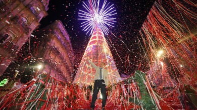 El alcalde de Vigo, Abel Caballero, durante el encendido de las luces de Navidad 2023 en Porta do Sol, a 24 de noviembre de 2023, en Vigo, Pontevedra, Galicia (Espa&ntilde;a).