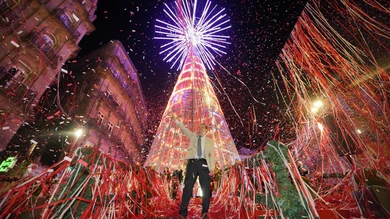 El alcalde de Vigo, Abel Caballero, durante el encendido de las luces de Navidad 2023 en Porta do Sol, a 24 de noviembre de 2023, en Vigo, Pontevedra, Galicia (España). El alcalde de Vigo, Abel Caballero, durante el encendido de las luces de Navidad 2023 en Porta do Sol, a 24 de noviembre de 2023, en Vigo, Pontevedra, Galicia (España).