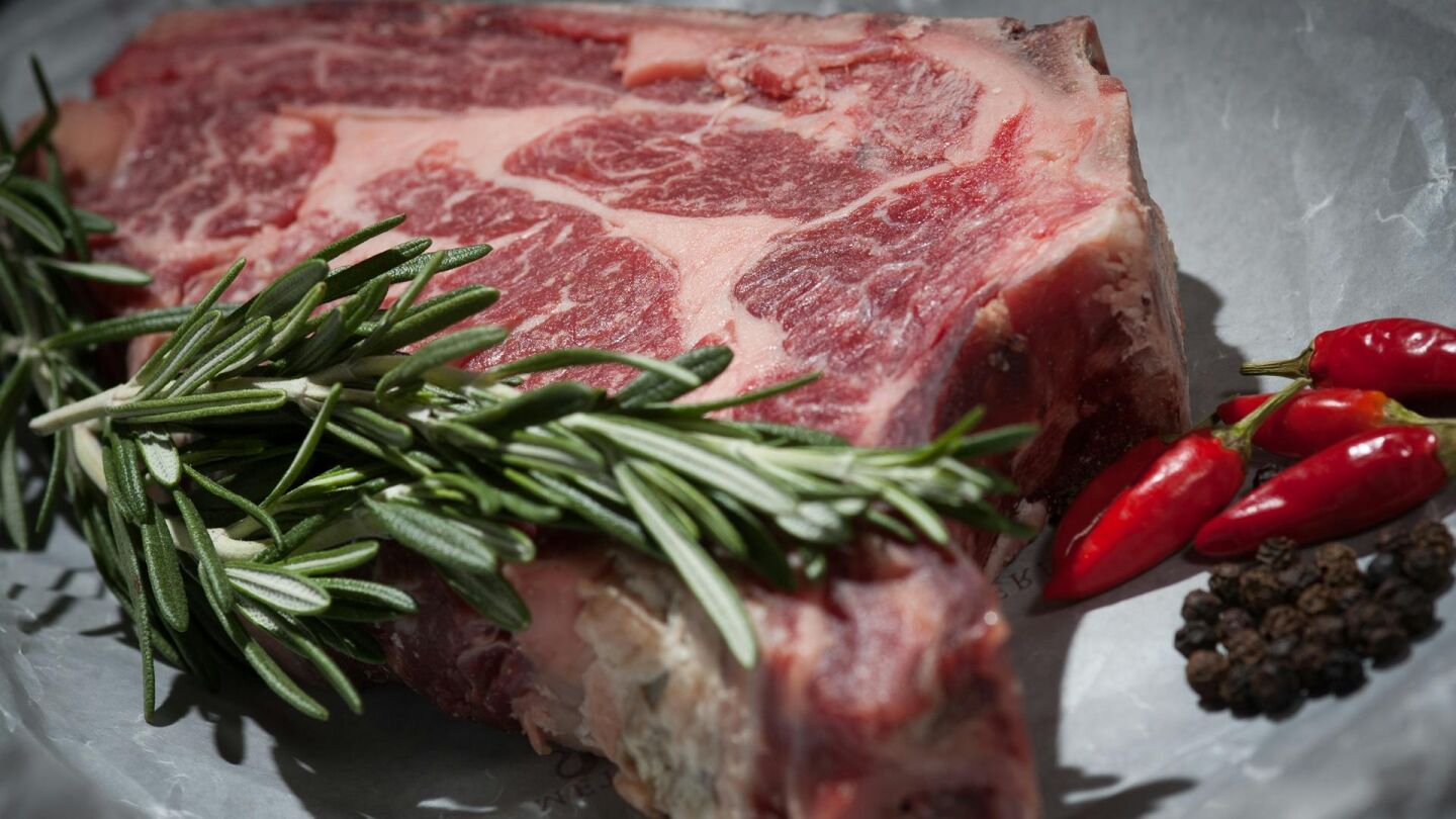 Una porci&oacute;n de carne roja lista para ser cocinada.