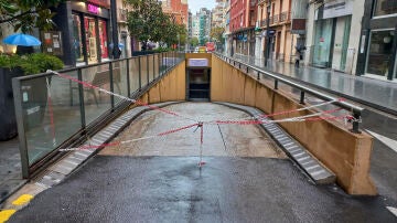 El acceso a un parking permanece cerrado en la ciudad de Tarragona ante la alerta por lluvias.