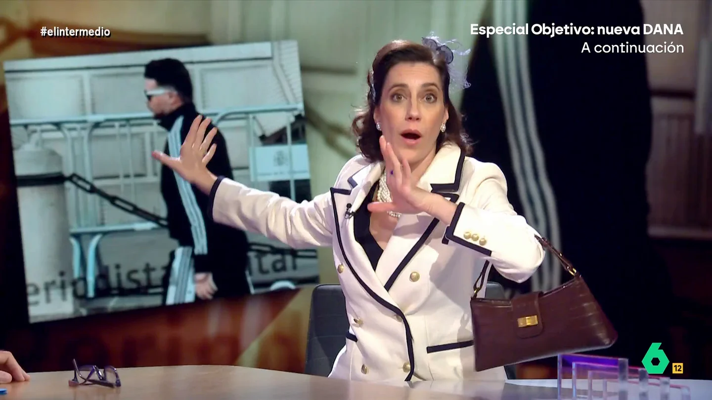 La 'señora bien', indignada con el chándal de Gabriel Rufián en el Congreso Cristina Gallego se convierte un día más en la 'señora bien' de El Intermedio y en este vídeo manifiesta su enfado ante el 'look' con chándal y gafas de sol de Gabriel Rufián al salir del Congreso: "Parece Maduro de luto".