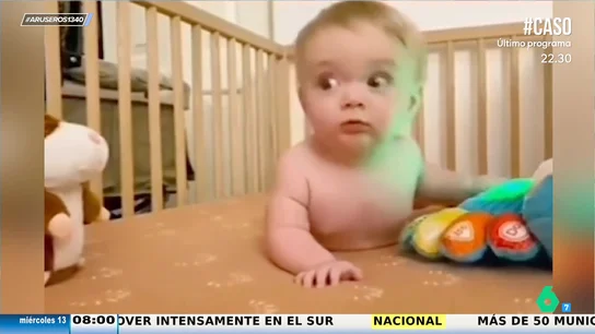 El terrible susto que se leva un bebé cuando un peluche comienza a moverse El terrible susto que se leva un bebé cuando un peluche comienza a moverse