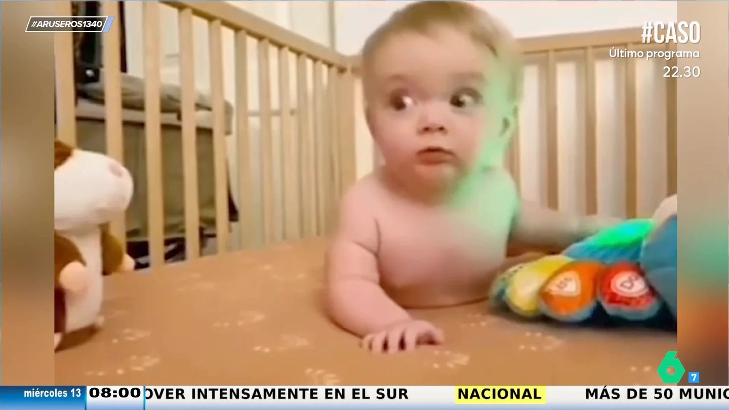 El terrible susto que se leva un bebé cuando un peluche comienza a moverse El terrible susto que se leva un bebé cuando un peluche comienza a moverse