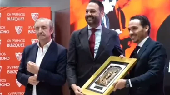 Josep Pedrerol, Leandro Iglesias y Del Nido Jr. posan con el premio a 'Jugones' Josep Pedrerol, Leandro Iglesias y Del Nido Jr. posan con el premio a 'Jugones'