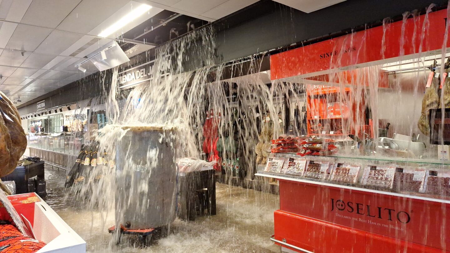 El agua alcanza el interior de El Corte Inglés de Málaga.