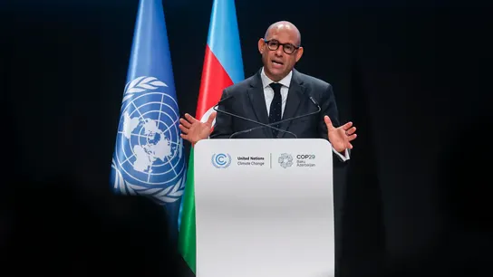 La ONU reconoce a España y otros 8 países como "pioneros" de los informes de transparencia Simon Stiell, secretario ejecutivo de la Convención Marco de las Naciones Unidas sobre el Cambio Climático