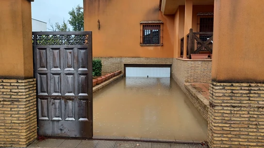 Daños en viviendas del municipio onubense de Aljaraque tras una noche y la mañana de hoy con intensas lluvias, que ha provocado que se mantenga la alerta roja en la provincia de Huelva. Daños en viviendas del municipio onubense de Aljaraque tras una noche y la mañana de hoy con intensas lluvias, que ha provocado que se mantenga la alerta roja en la provincia de Huelva.