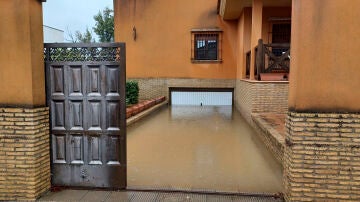 Daños en viviendas del municipio onubense de Aljaraque tras una noche y la mañana de hoy con intensas lluvias, que ha provocado que se mantenga la alerta roja en la provincia de Huelva.