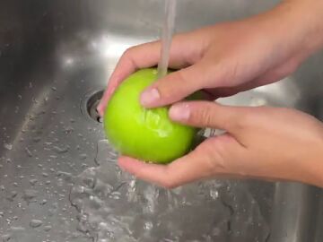 ¿Se pueden eliminar los pesticidas de la fruta y la verdura usando solo agua?