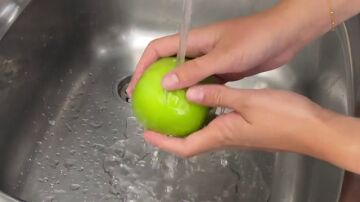 ¿Se pueden eliminar los pesticidas de la fruta y la verdura usando solo agua?