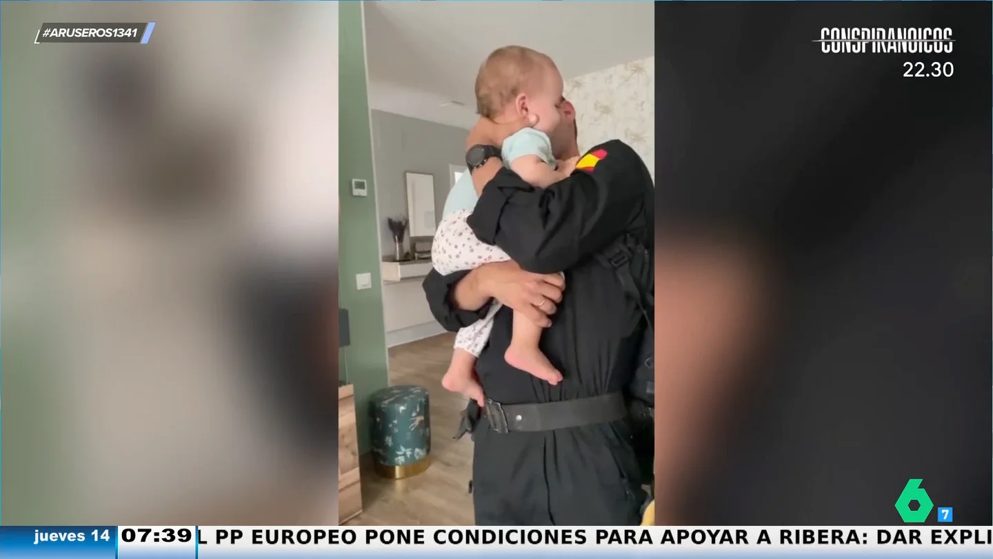 El emotivo reencuentro de un policía nacional con su bebé tras estar destinado a Valencia por la DANA El emotivo reencuentro de un policía nacional con su bebé tras estar destinado a Valencia por la DANA